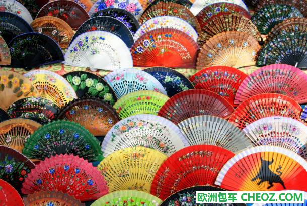 Colourful-fans--Spain-Travel-Tips-and-Useful-Info--On-The-Go-Tours-355661501231875_crop_610_410.jpg